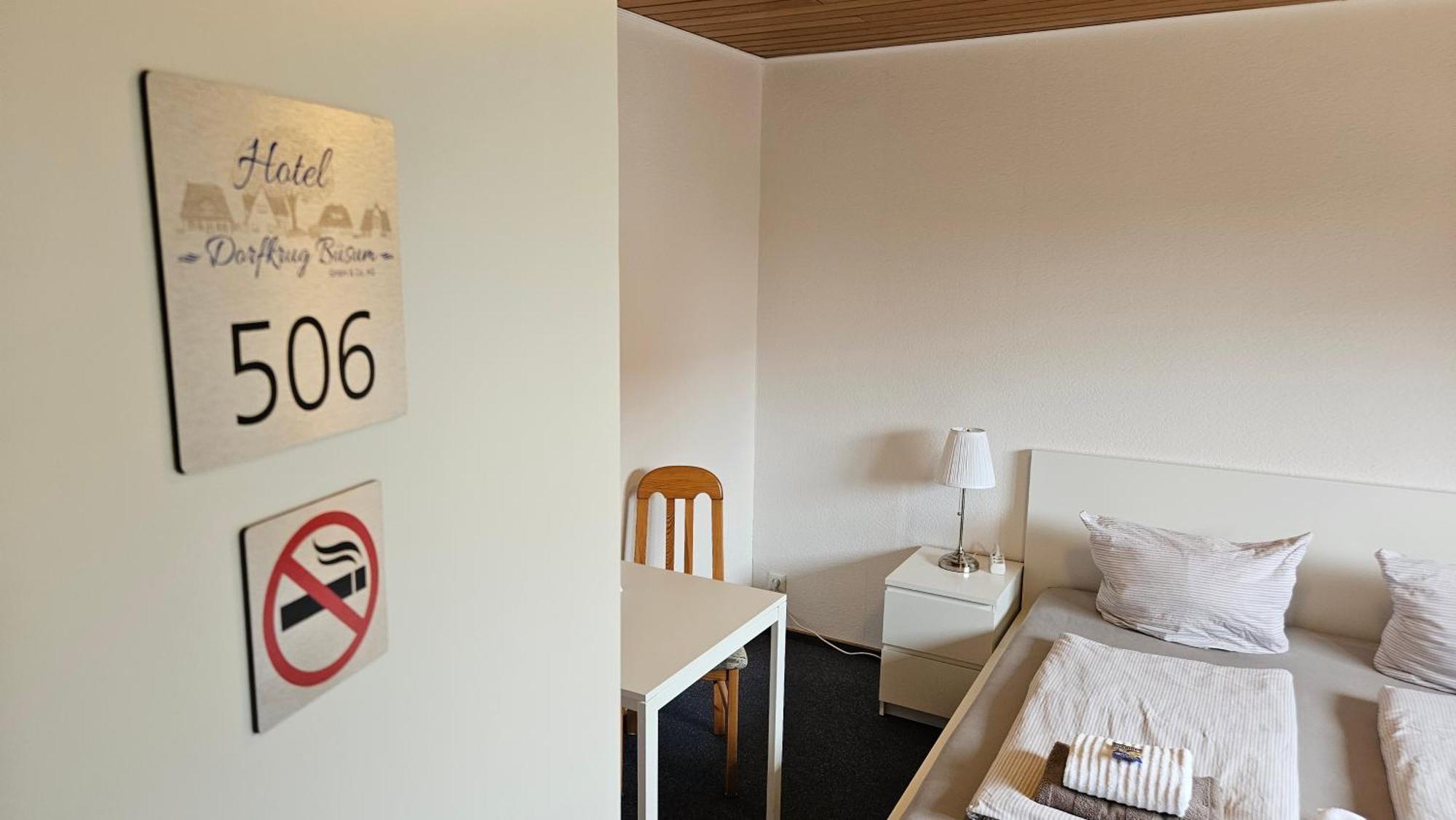 Hotel Dorfkrug Buesum - Guenstige Altbauzimmer Am Oland Εξωτερικό φωτογραφία