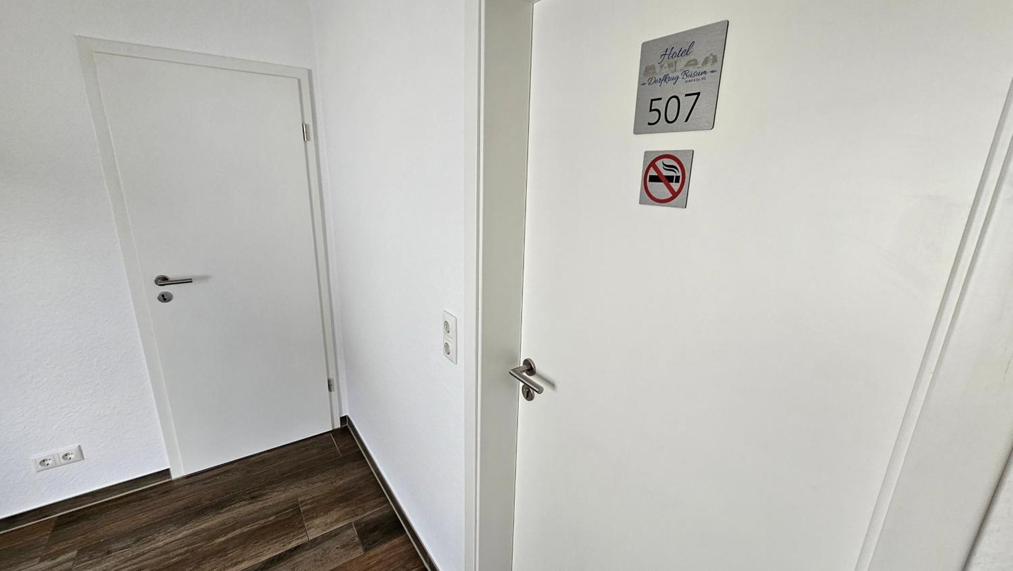 Hotel Dorfkrug Buesum - Guenstige Altbauzimmer Am Oland Εξωτερικό φωτογραφία