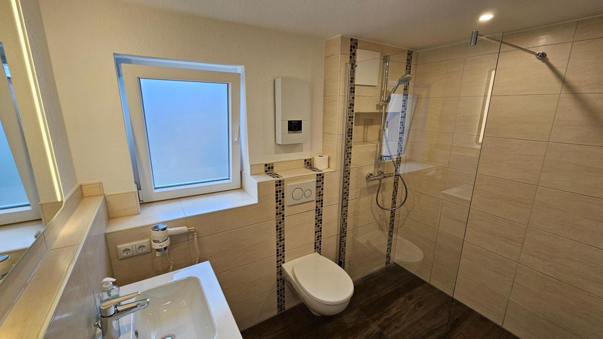 Hotel Dorfkrug Buesum - Guenstige Altbauzimmer Am Oland Εξωτερικό φωτογραφία